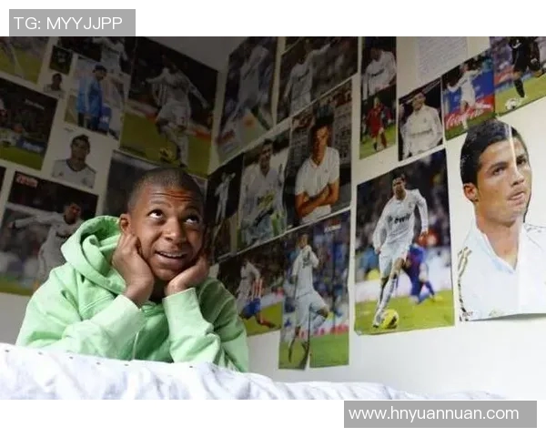 姆巴佩小学时期珍贵合影曝光,与C罗同框引发球迷热议 姆巴佩小学时期珍贵合影曝光,与C罗同框引发球迷热议